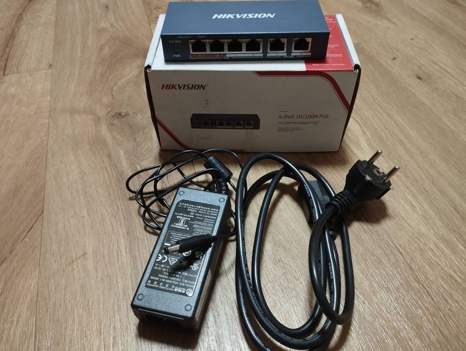 Комутатор 4 порти некерований Hikvision DS-3E0106HP-E POE