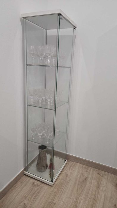 Vitrina IKEA branca com copos de cristais incluídos