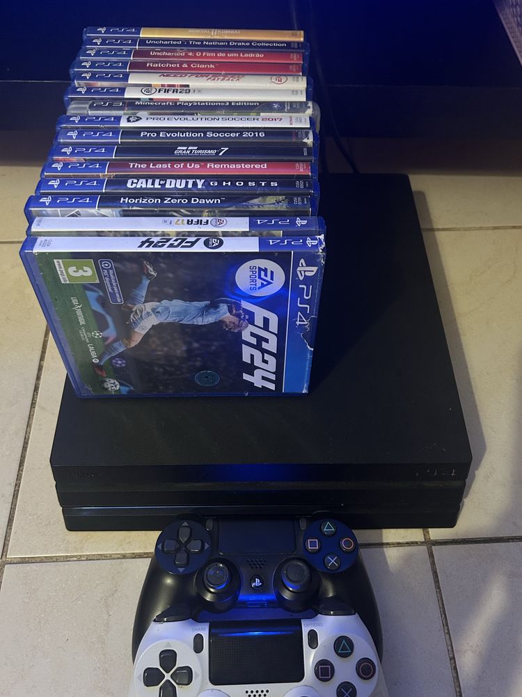 Play Station com dois comandos