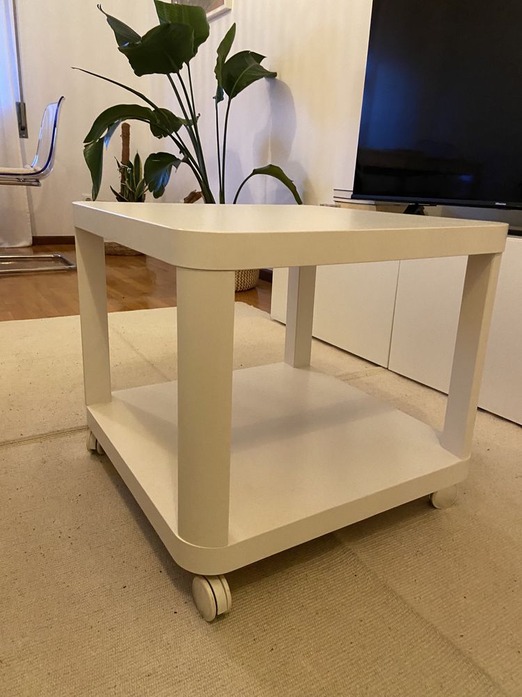 Mesa de apoio com rodas para sala