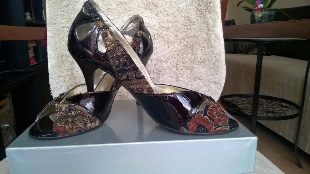 damskie buty typu "szpilki" z odkrytymi palcami