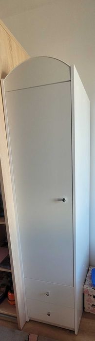 biała szafa, komoda oraz słupek-  meble dziecięce