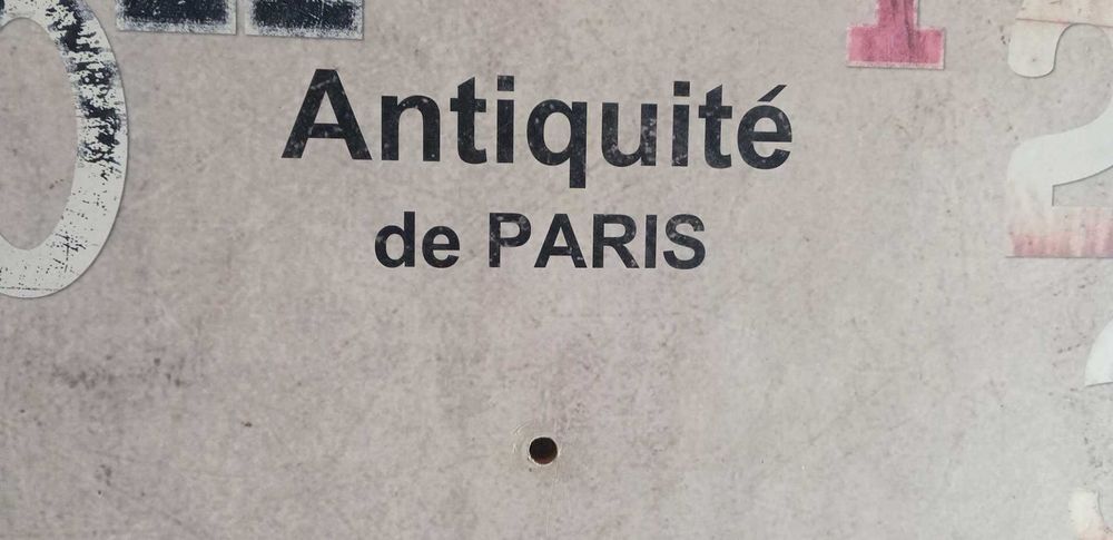 Placa decorativo, a imitar um relógio