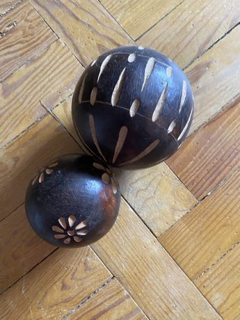 Bolas de madeira decorativas