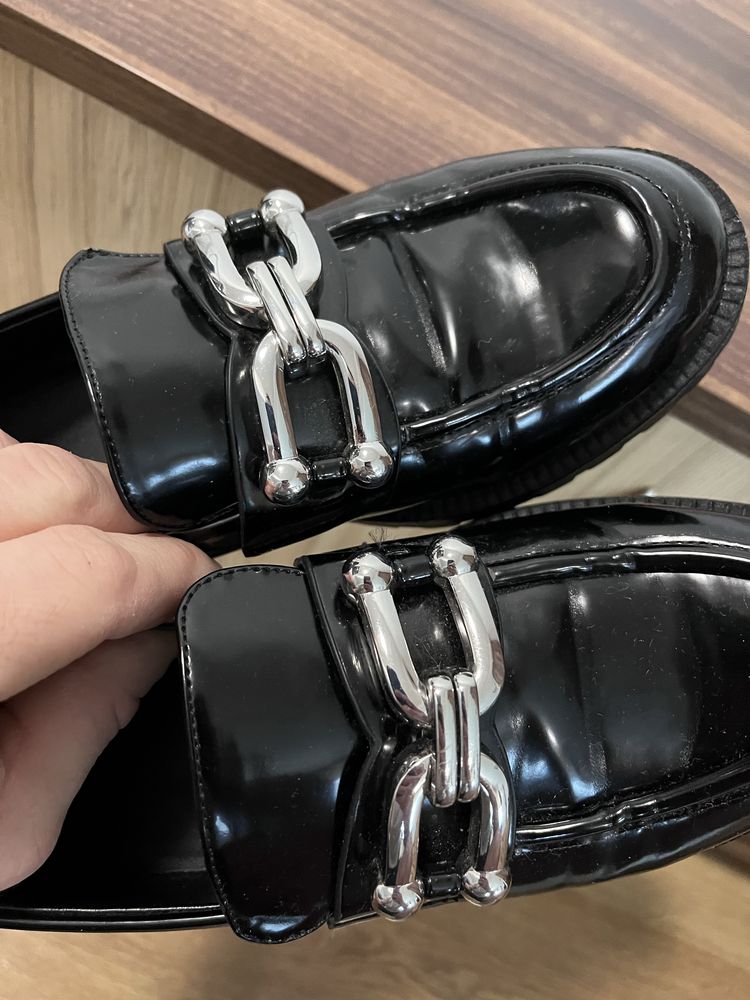 Mokasyny damskie lakierowane Zara