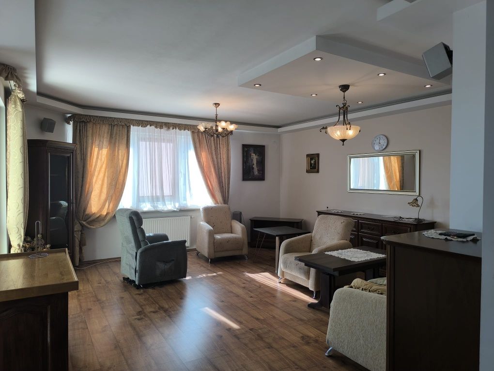 Apartament 150 mk2 , 2 poziomy , 2 łazienki,  2 kuchnie, parkingi .
