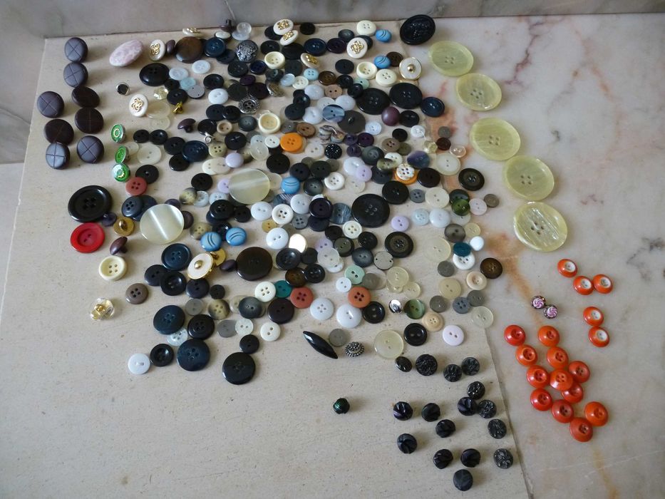 Lote de botões , antigos e recentes