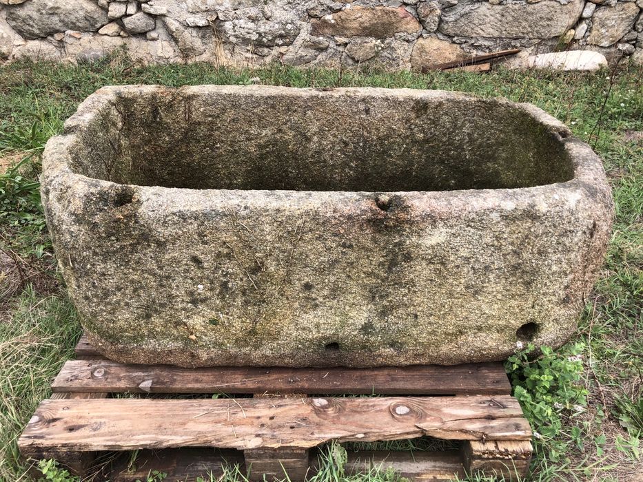 Pias antigas em pedra em excelente estado.