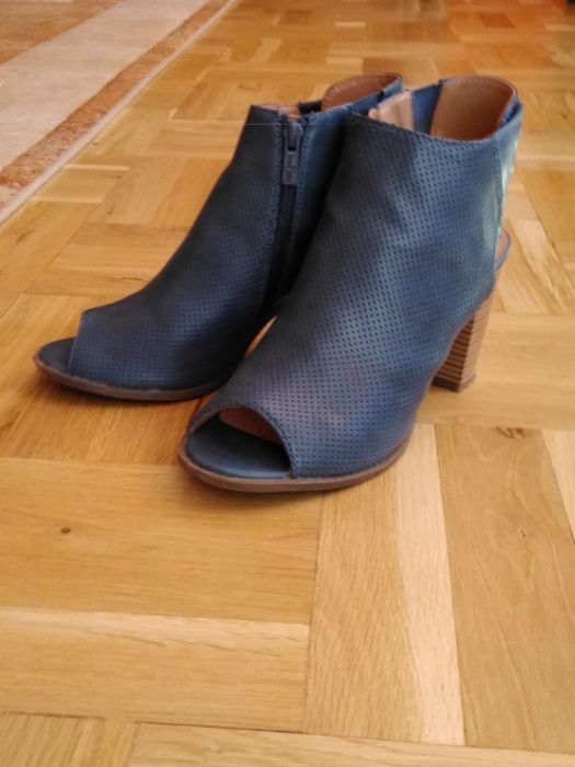 Niebieskie botki na słupku