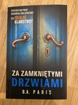 Za zamkniętymi drzwiami