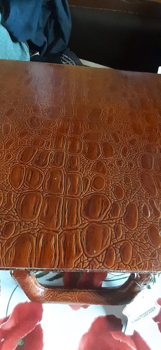 Дипломат под крокодилью кожу новый с двумя ключиками и биркой.Смотрите