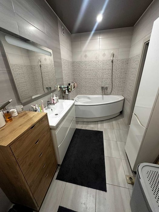 Продаємо 2км з виглядом на Озеро ,Преміум клас, меблі техніку залишаєм