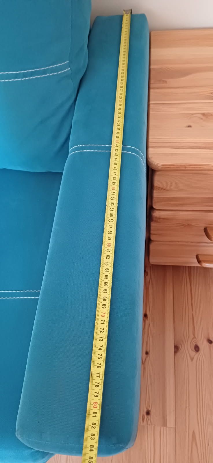 Turkusowa sofa z funkcją spania i pojemnikiem na pościel