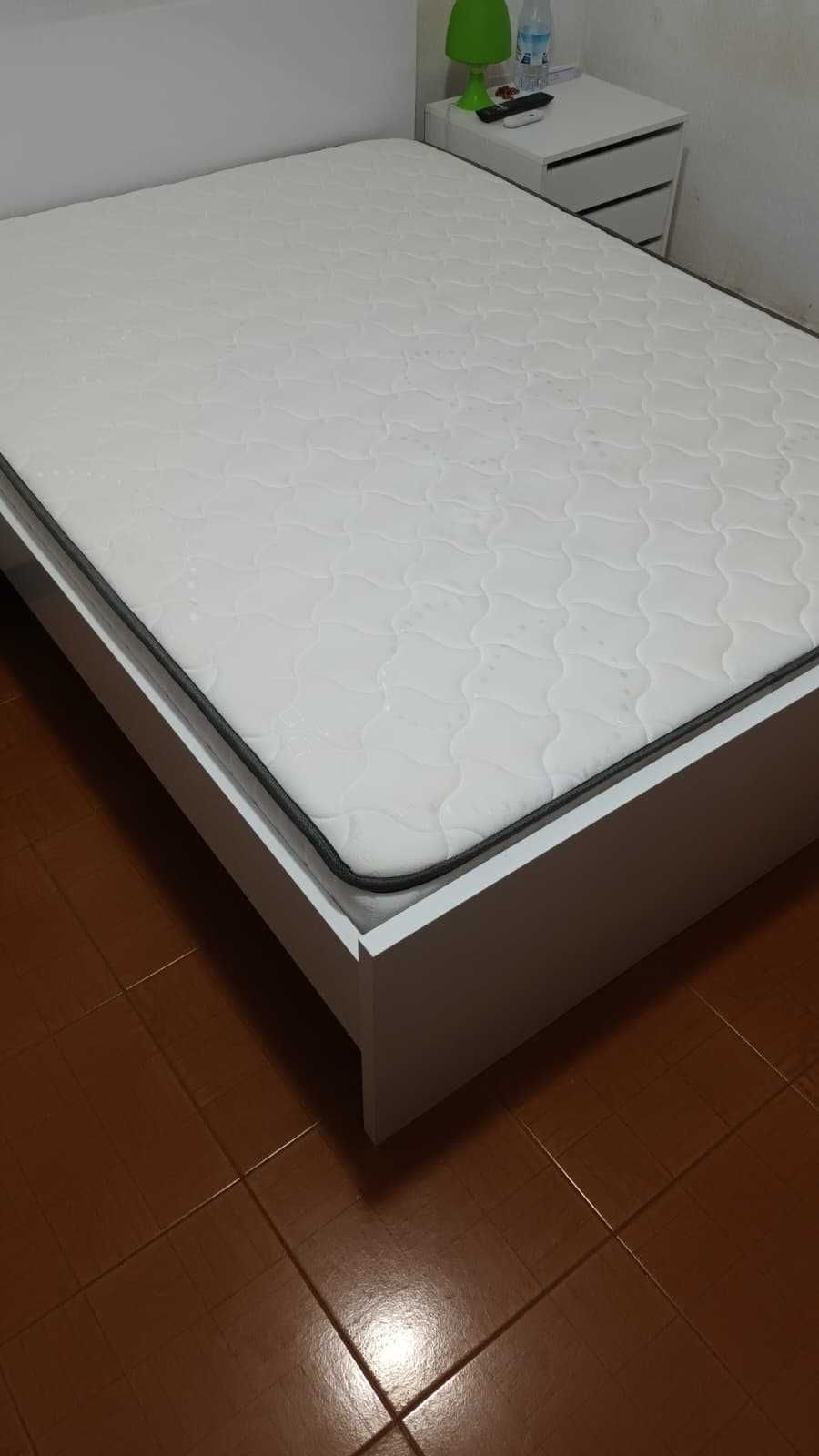 Cama de Casal com mesa de cabeceira