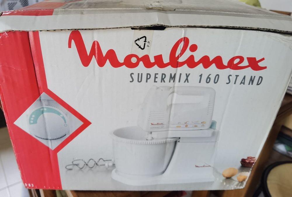 Batedeira Moulinex.