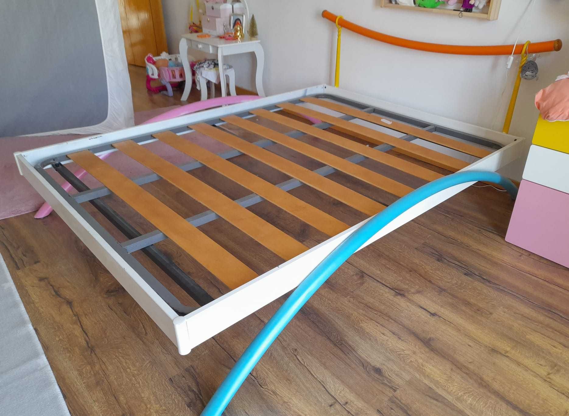 Cama de ferro 140x190 com estrado incluído