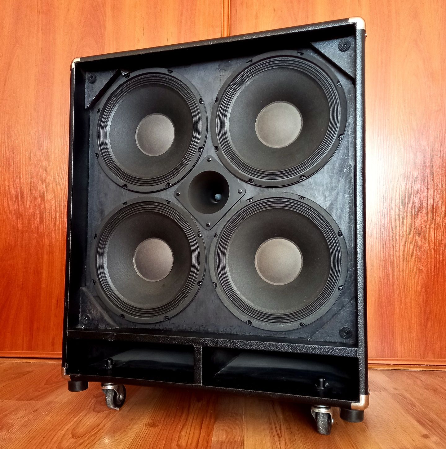 Ampeg B410HLF Kolumna Basowa 400W
