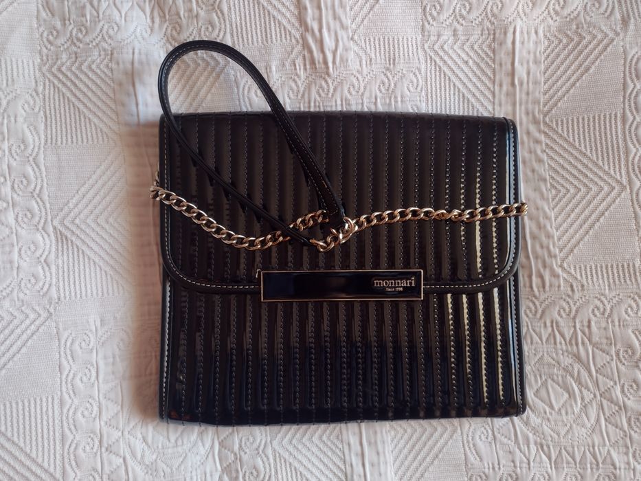 Czarna lakierowana torebka Mohito