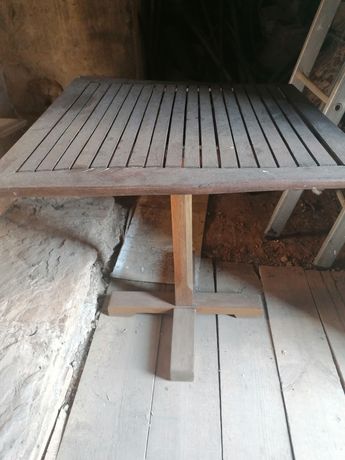 Mesa em madeira de acacia