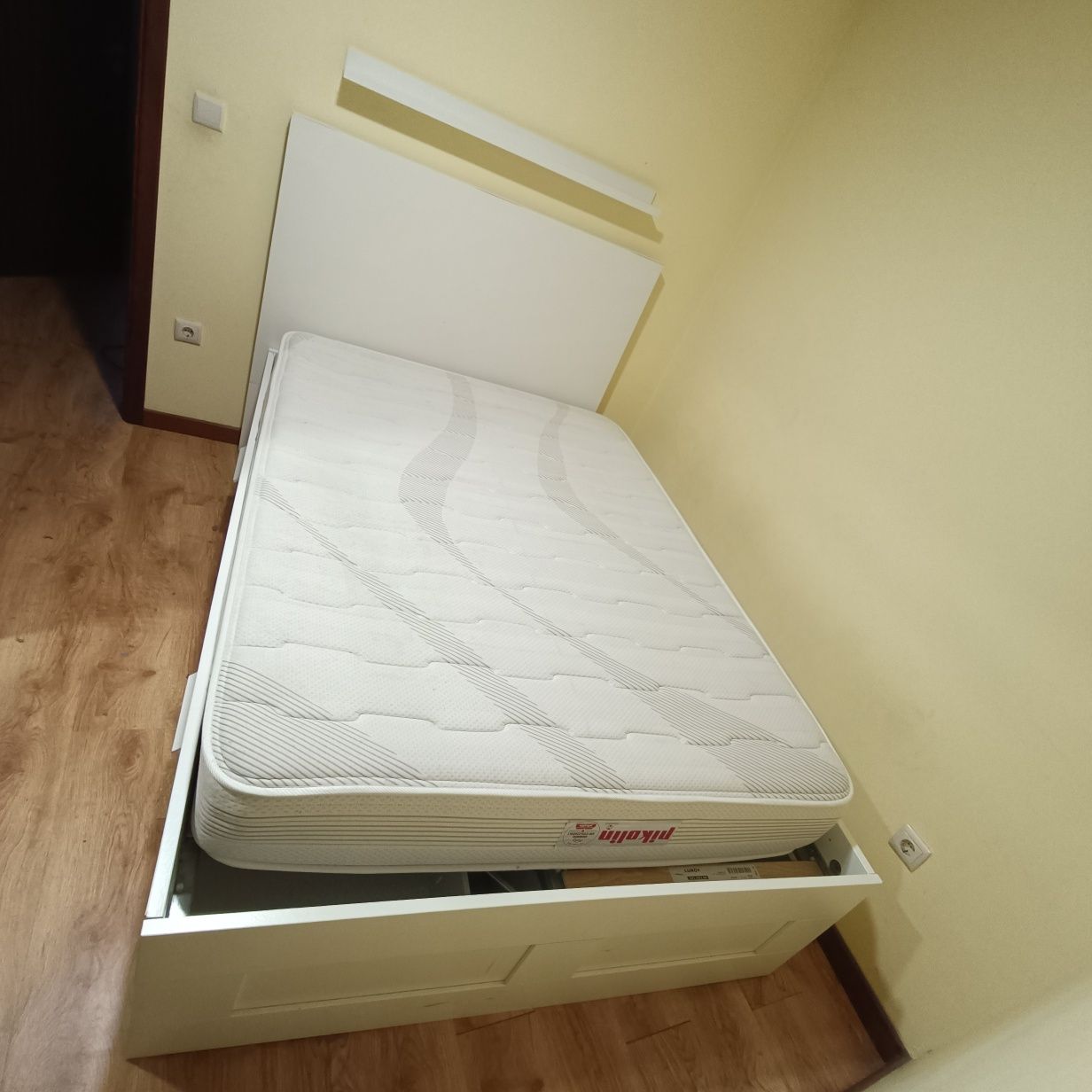 Cama Ikea com 4 gavetas