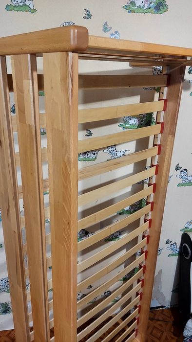 Кровать из натурального дерева. Матрас новенький 1.6 на 2.0