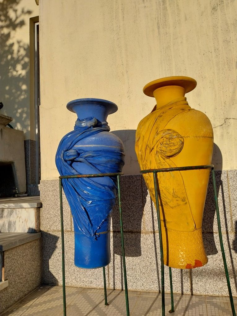 Dois jarrões grande com suporte em ferro | para jardim ou quintal
