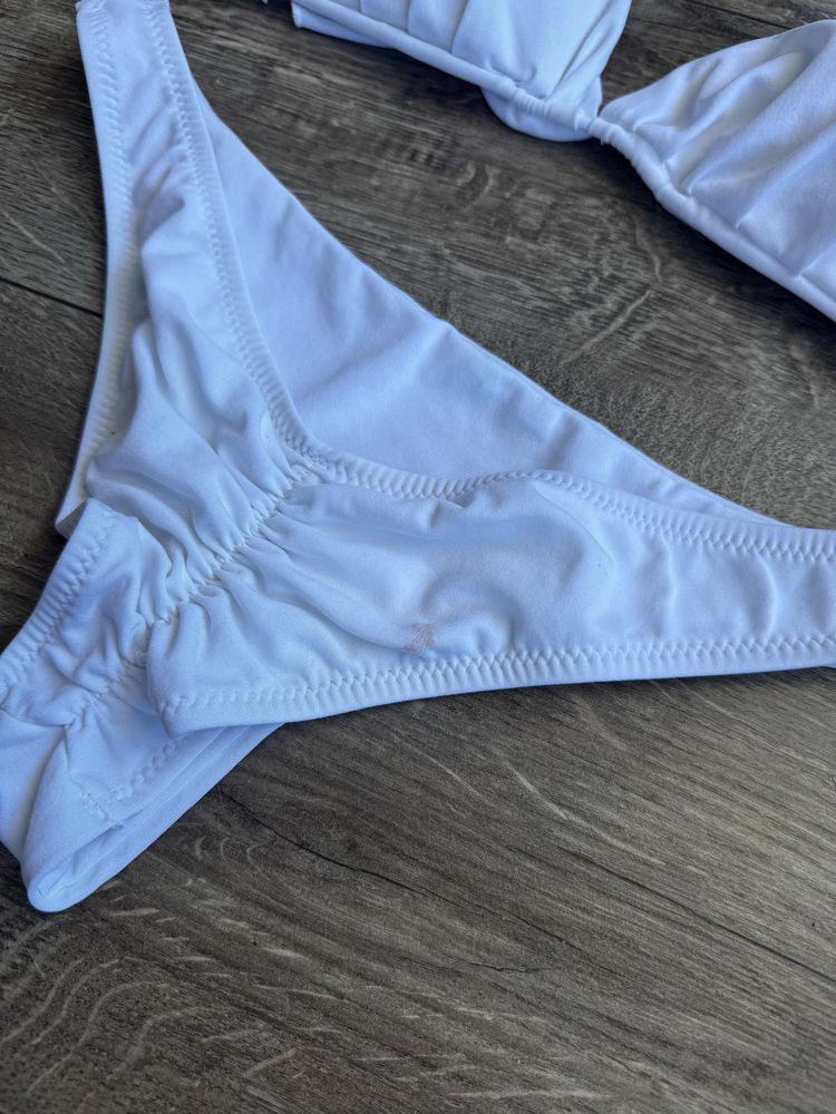 Bialy stroj kapielowy bikini