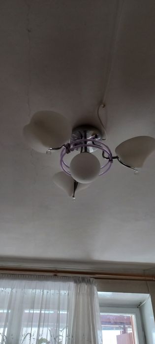 Люстра біла, на три плафона