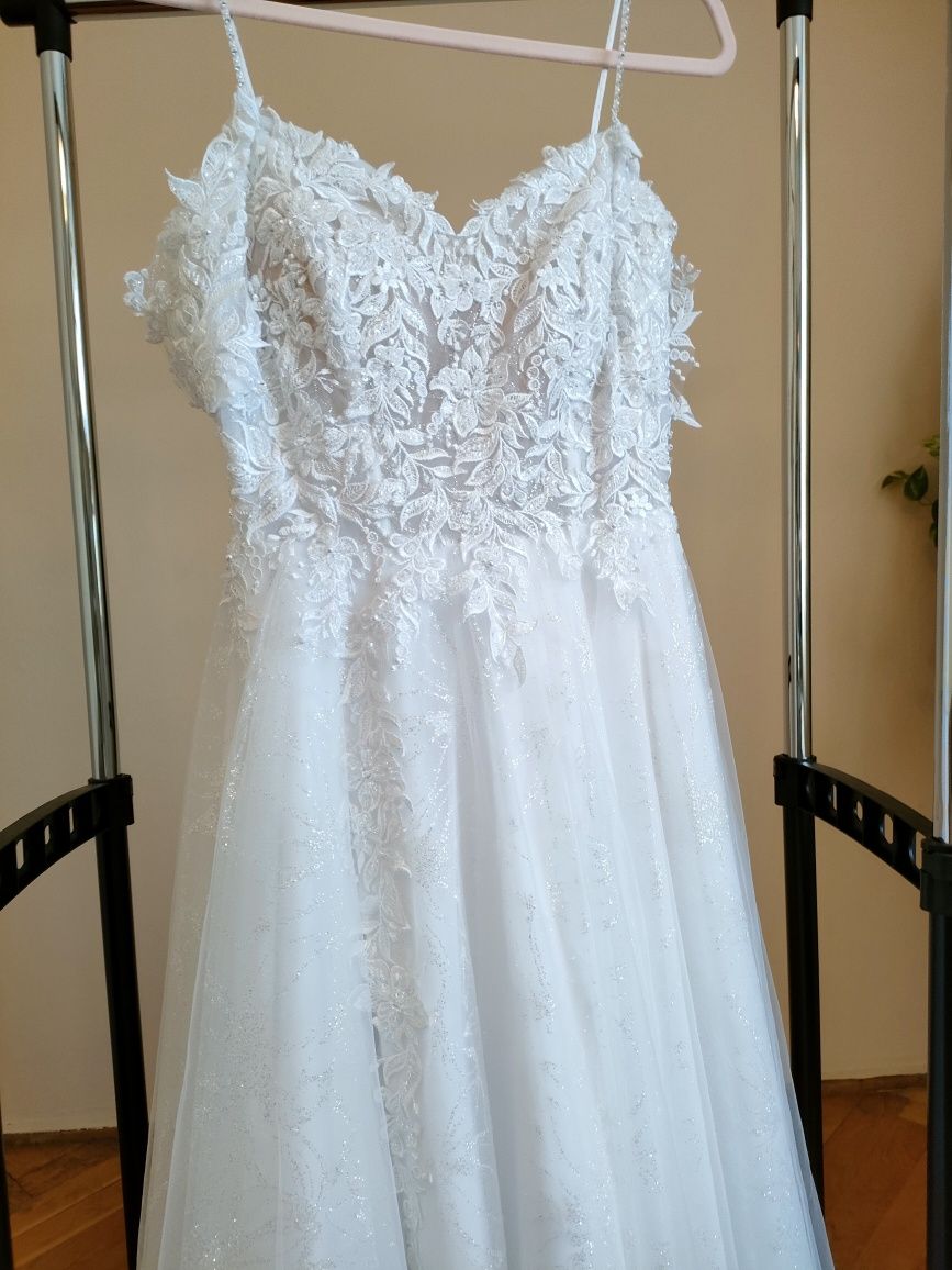 Śnieżnobiała brokatowa suknia ślubna
