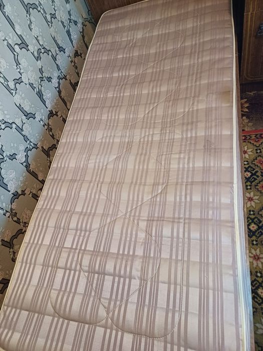 Продам две кровати с матрасами. Две тумбочки