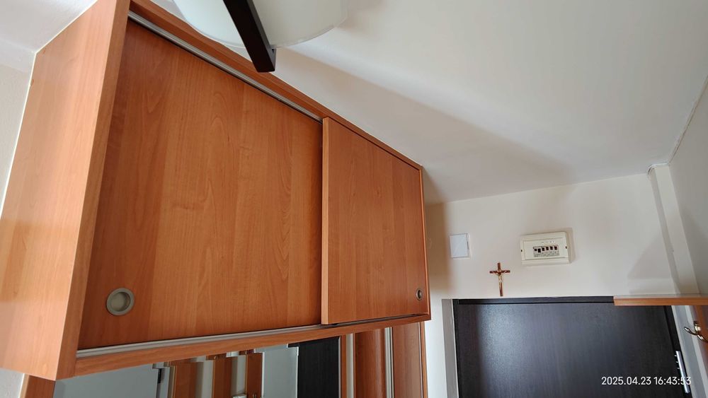 Szafka wisząca do przedpokoju