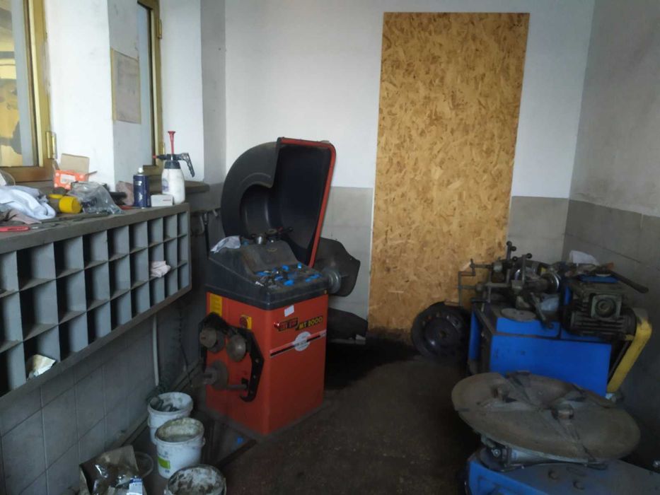 Продається автосалон та СТО з торговими приміщеннями