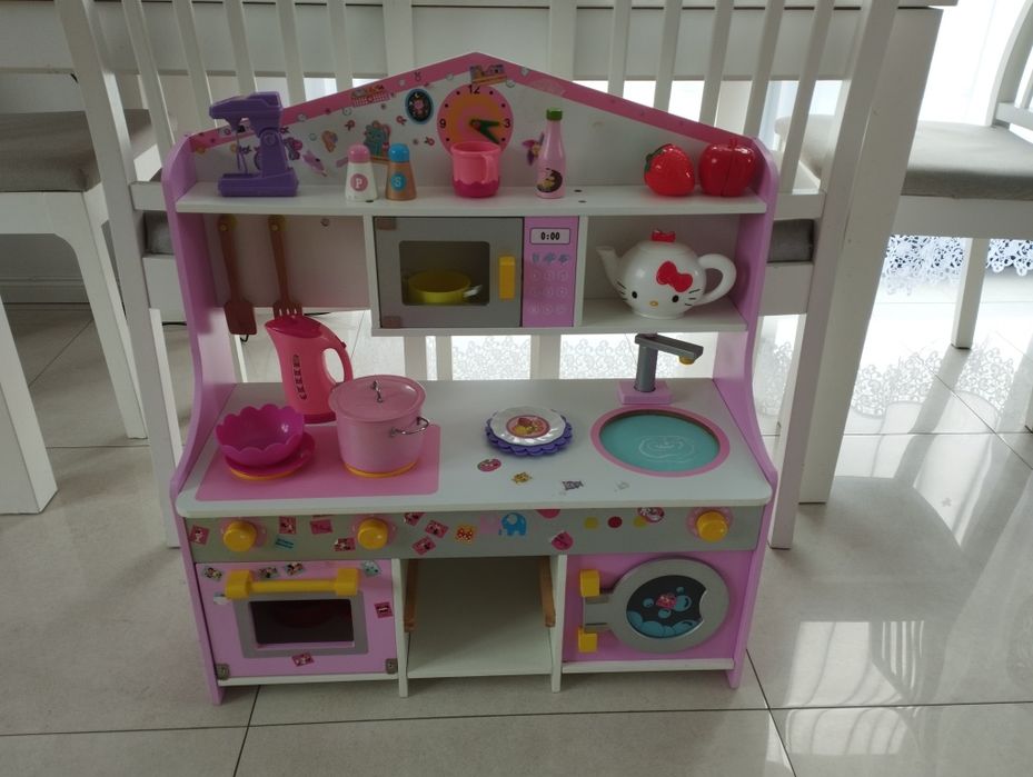 Drewniana kuchnia dla dzieci z akcesoriami.