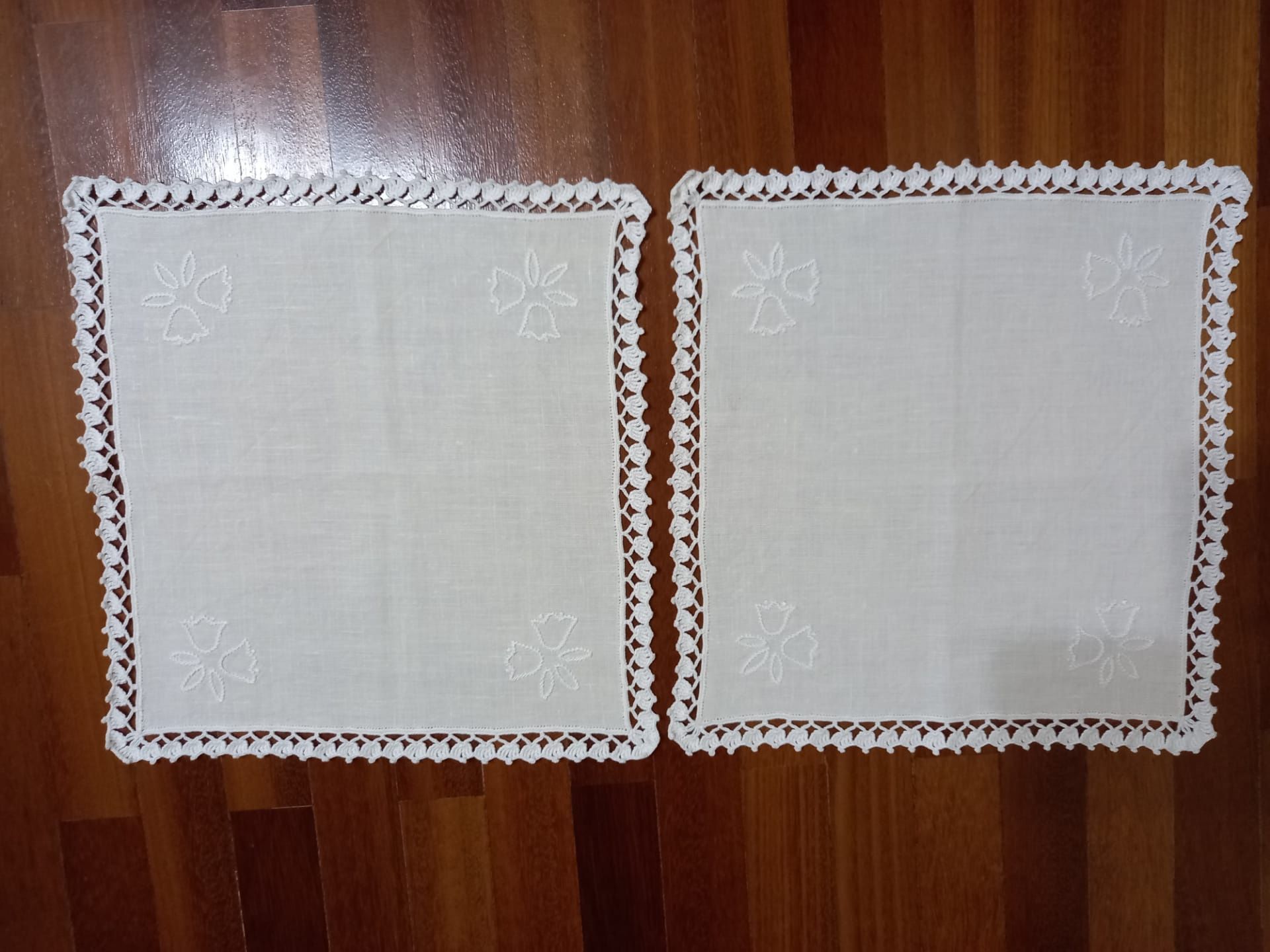 Toalha e panos de linho e crochet bordados em ponto de grilhão