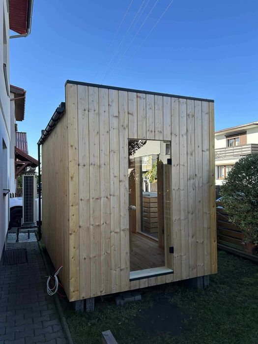 Sauna ogrodowa z dużym przeszkleniem