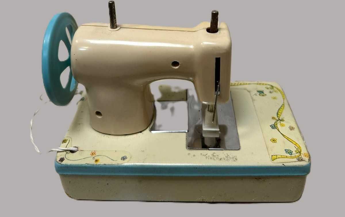 Duas maquinas de costura antigas, brinquedos