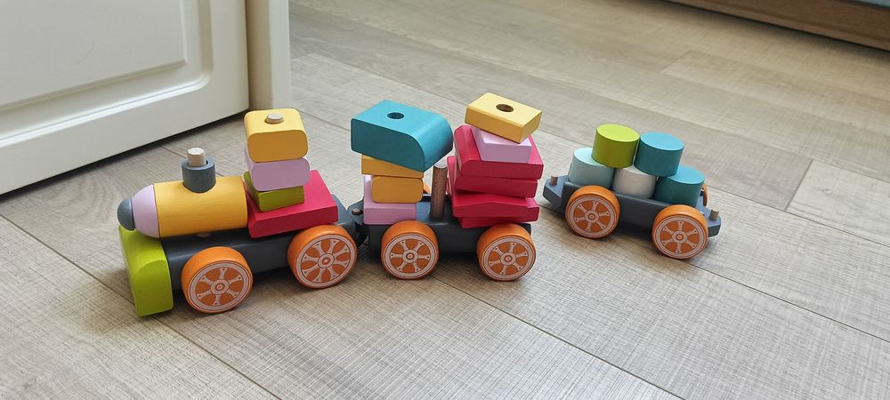 Продам дитячий дерев'яний конструктор потяг cubika