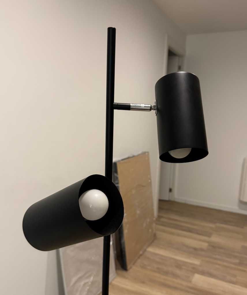 black metal floor lamp (luminária de chão de metal preto)