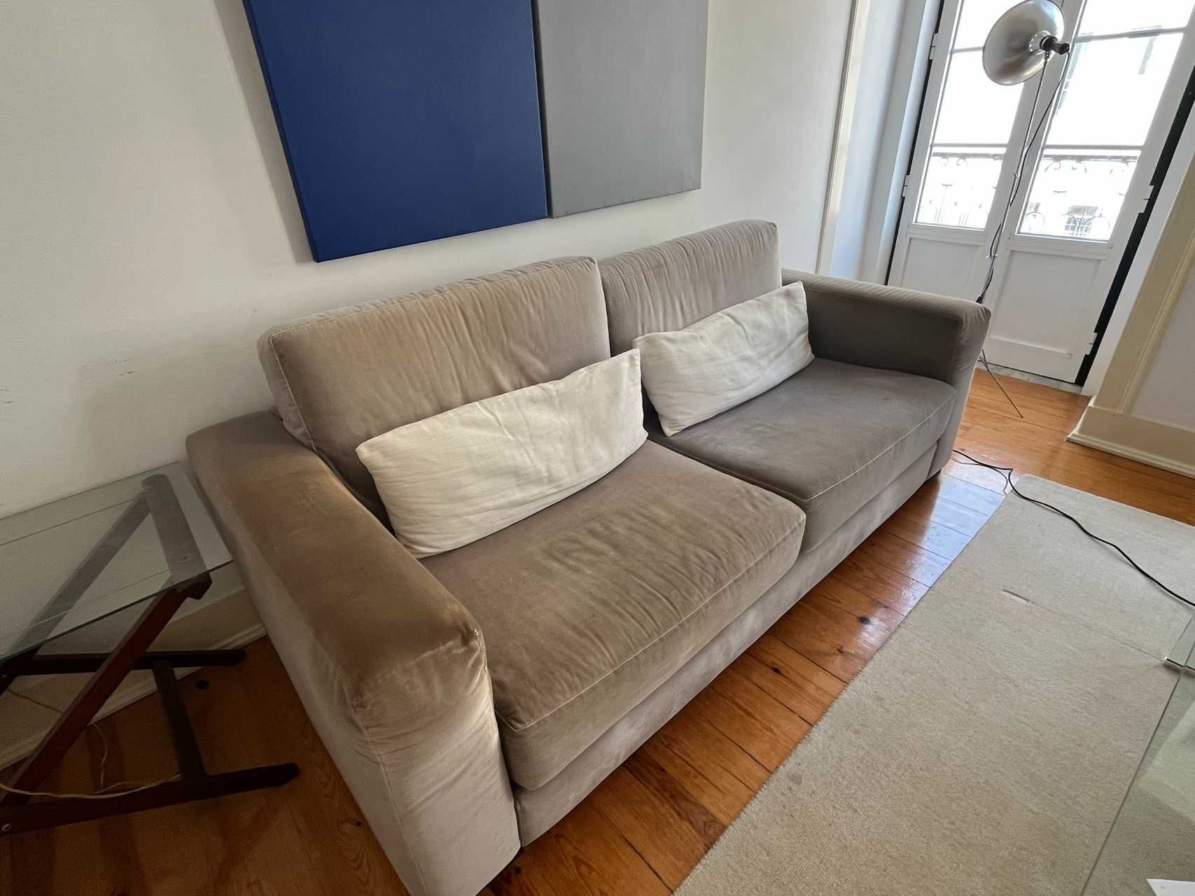 Sofa tres lugares  em veludo  muito bonito