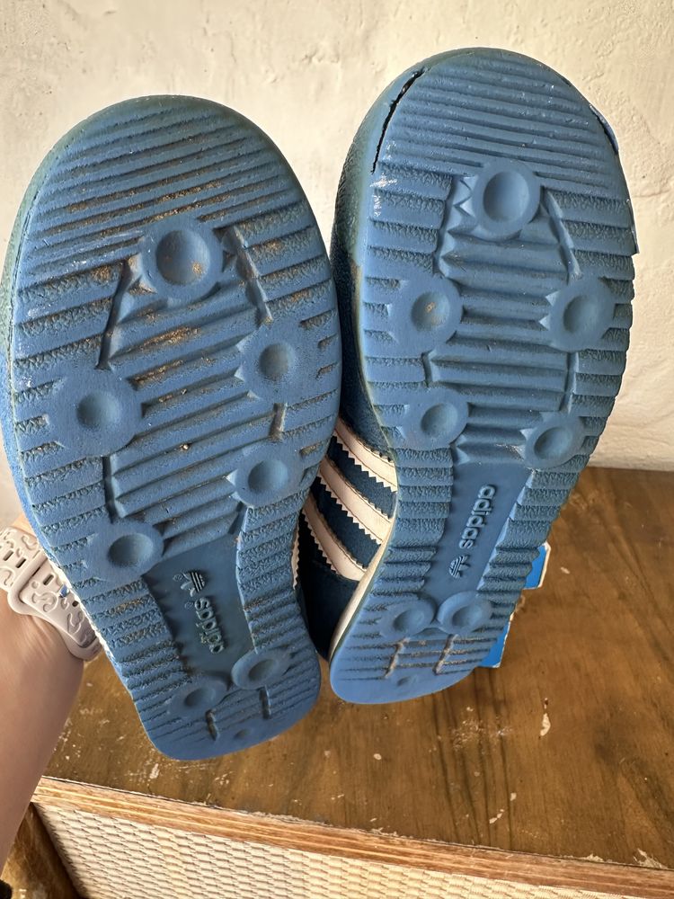 Кроссовки финмы adidas , размер 31 ( 19см стелька)