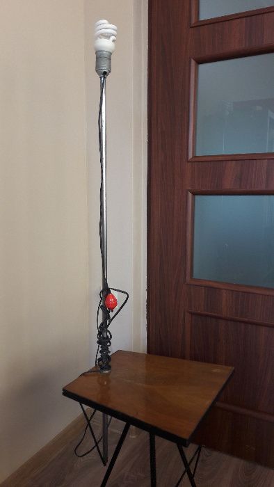 Stolik na gazetę z lampką