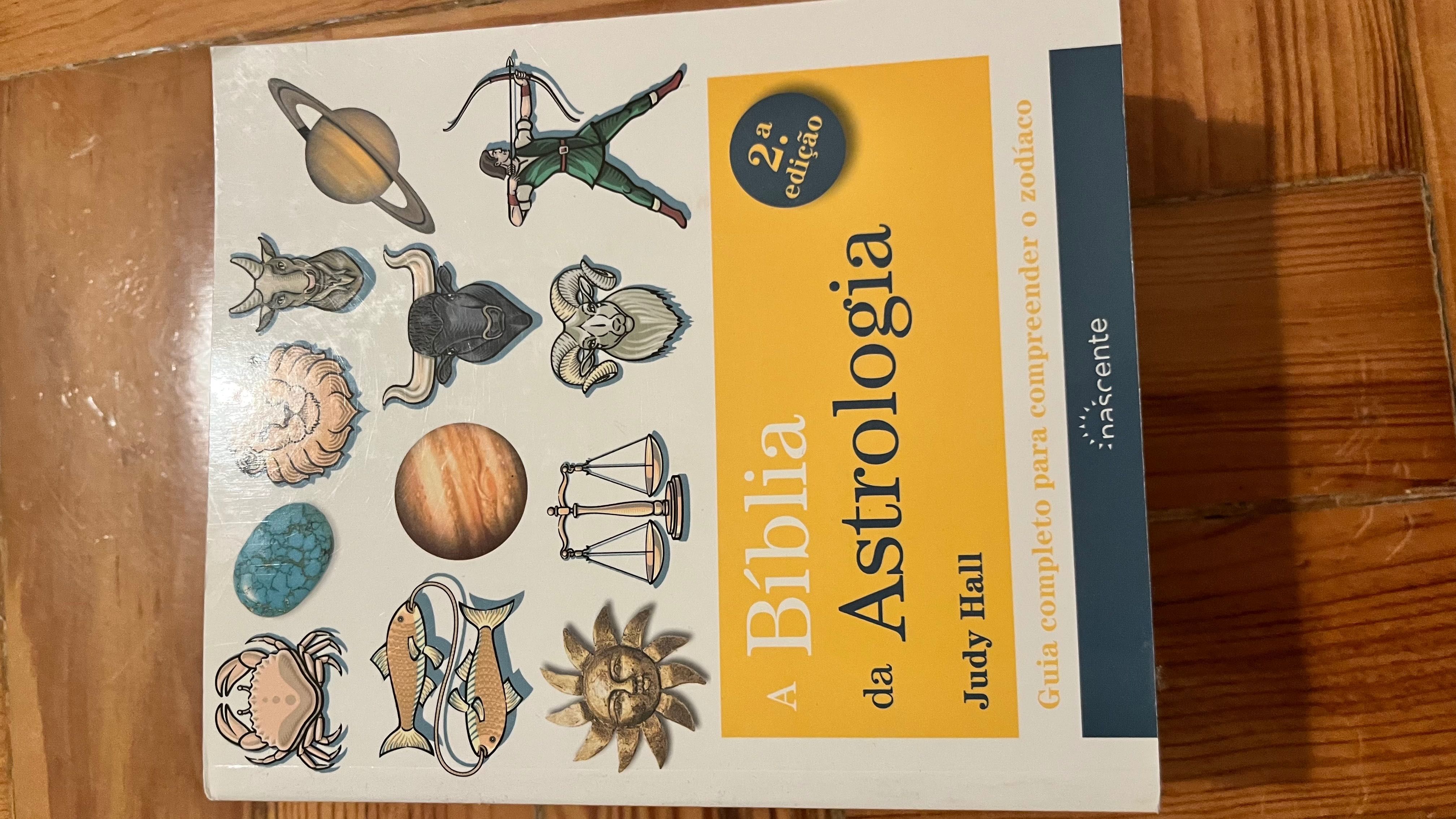 Vendo vários livros de astrologia e tarot e dois baralhos de tarot.