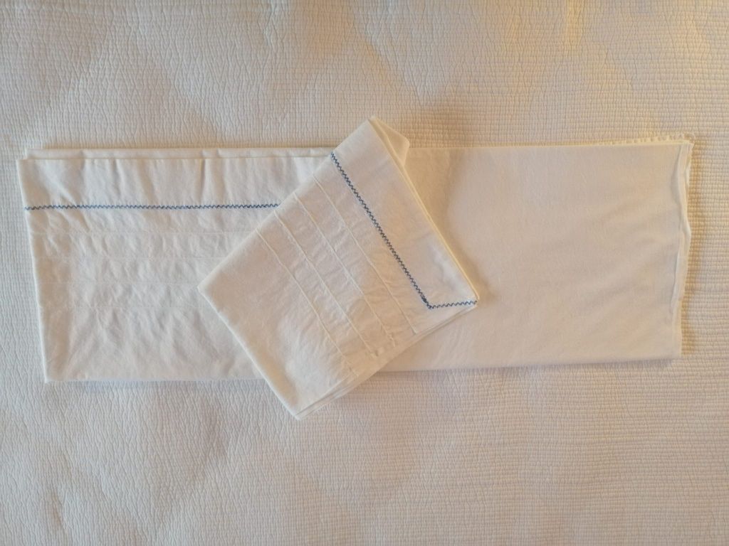 2 Lençóis antigos branco e azul com 4 fronhas