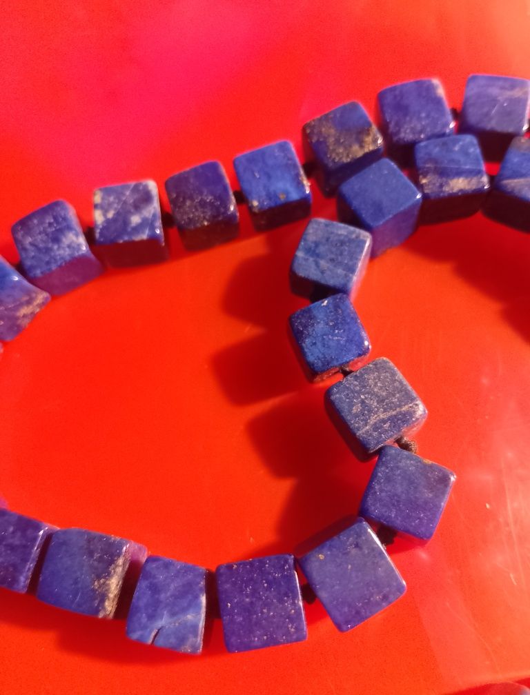 Colar lindo com 43 cubos de lápis lazúli