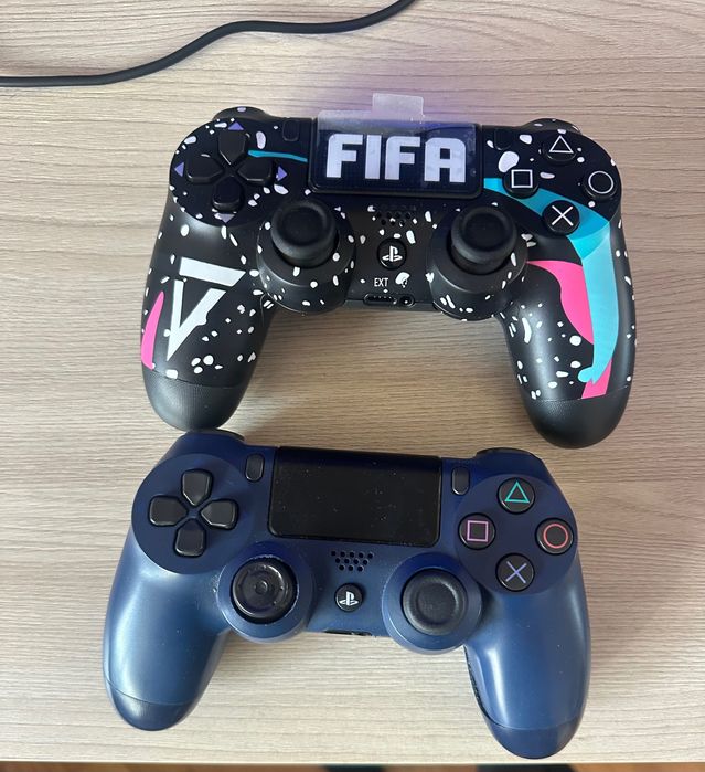 PS4 з двома джойстиками