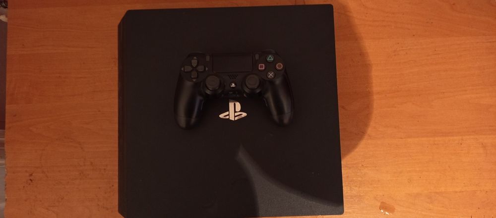 Продаю консоль PS4 PRO 1TB