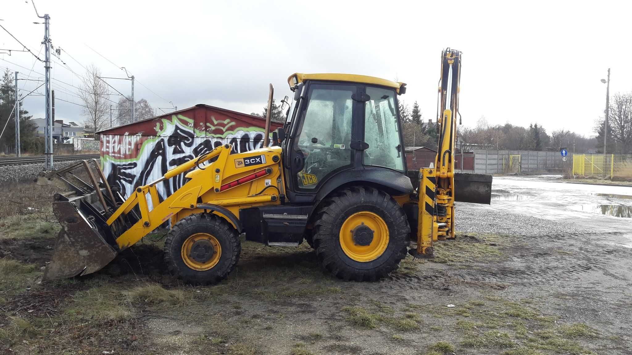 Usługi koparko-ładowarką  plus  transport materiałów  15 ton