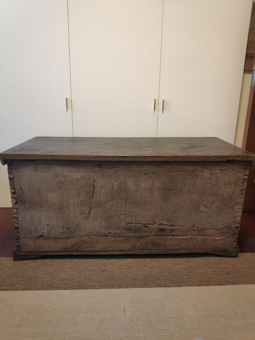 Arca rústica, antiga, em castanho: