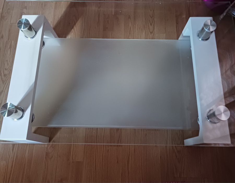 Mesa de centro em vidro e lacada de branco