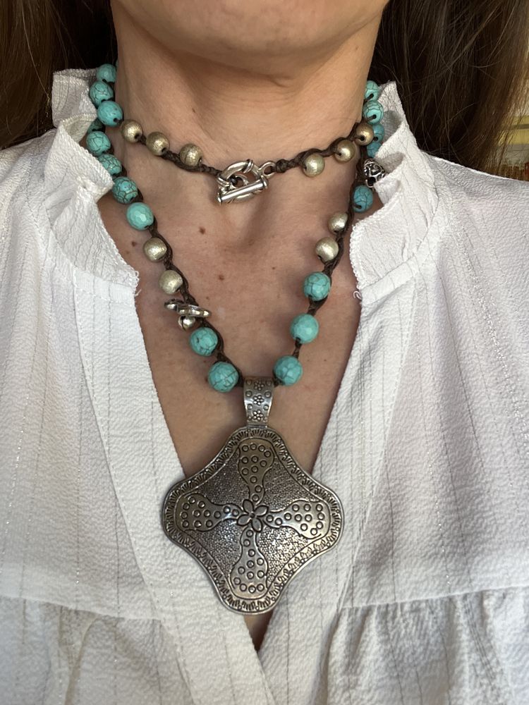 Colar LEVEZA azul/prata com medalhão